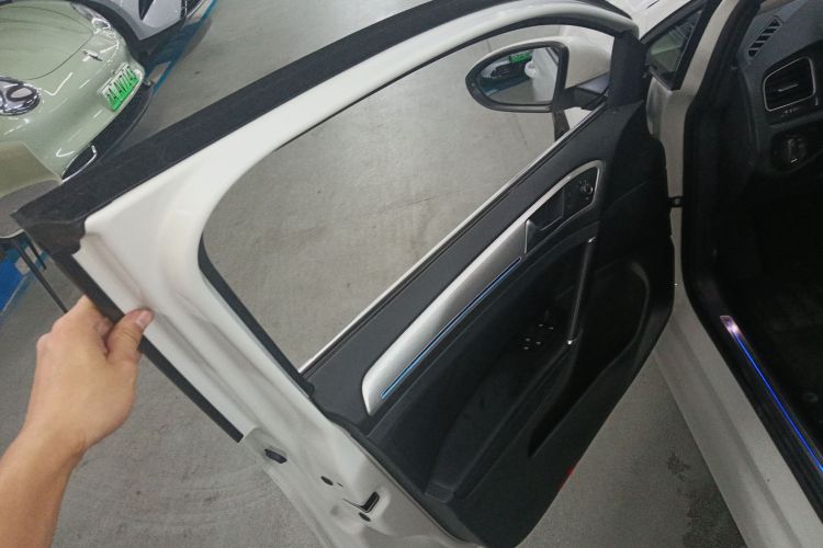 Volkswagen Golf Pure Electric 2020 car image #17