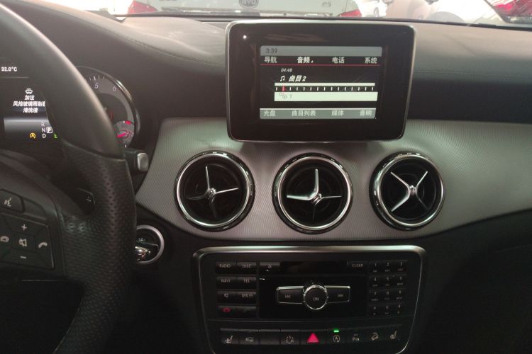 Mercedes-Benz GLA Class 2015 car image #17