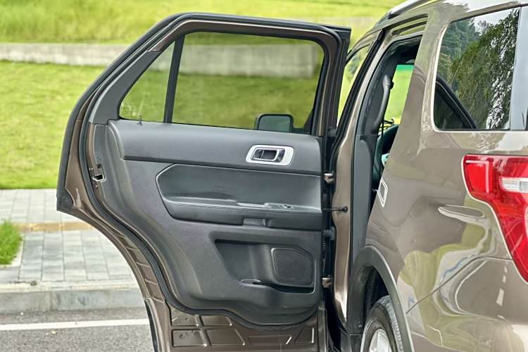 Ford Explorer (Imported) 2015 #17 Ford Explorer (Imported) 2015 car image #17