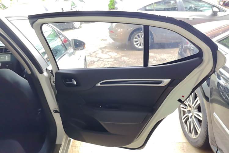 Citroen C4L 2015 car image #17