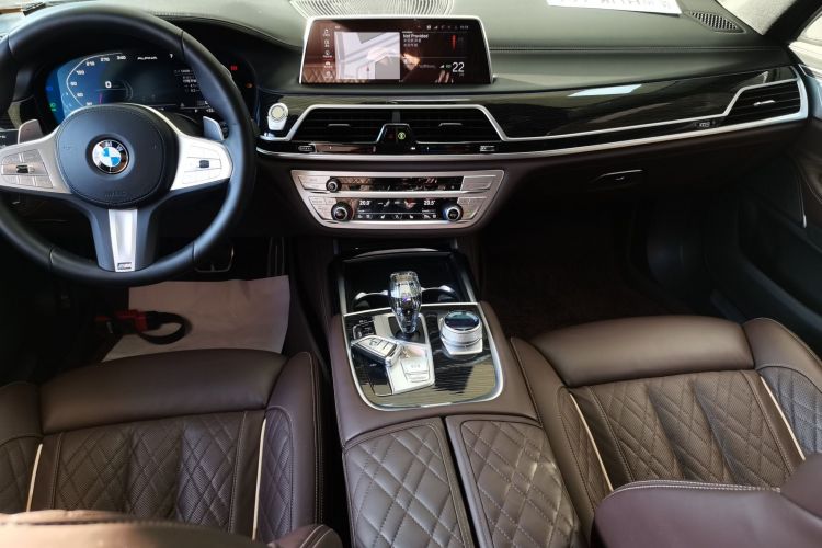 BMW M760Le 2022 #17 BMW M760Le 2022 car image #17