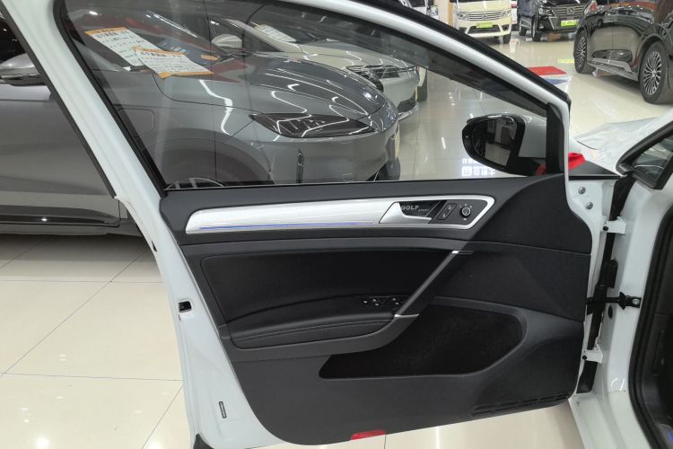 Volkswagen Golf Pure Electric 2021 car image #17