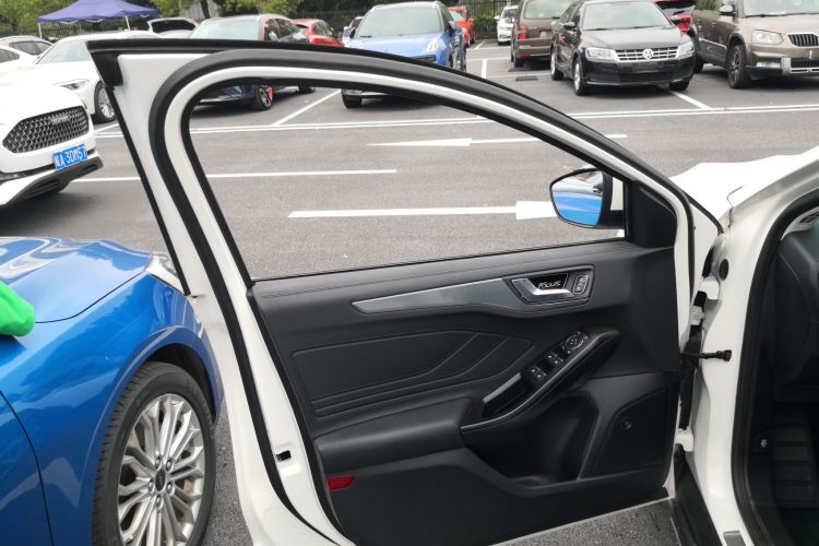 Ford Focus Active 2021 صورة سيارة #17