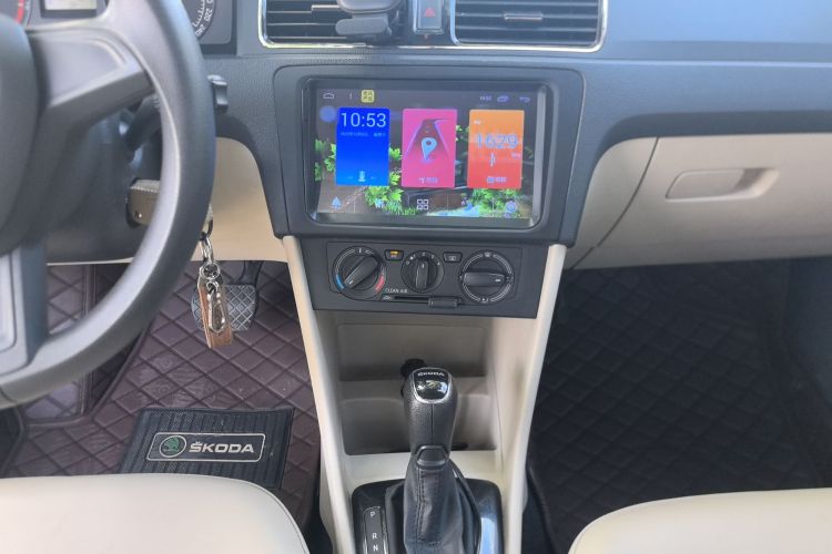 Skoda Rapid 2017 car image #17