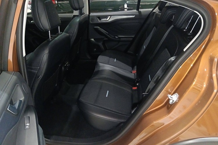 Ford Focus Active 2021 car image #17