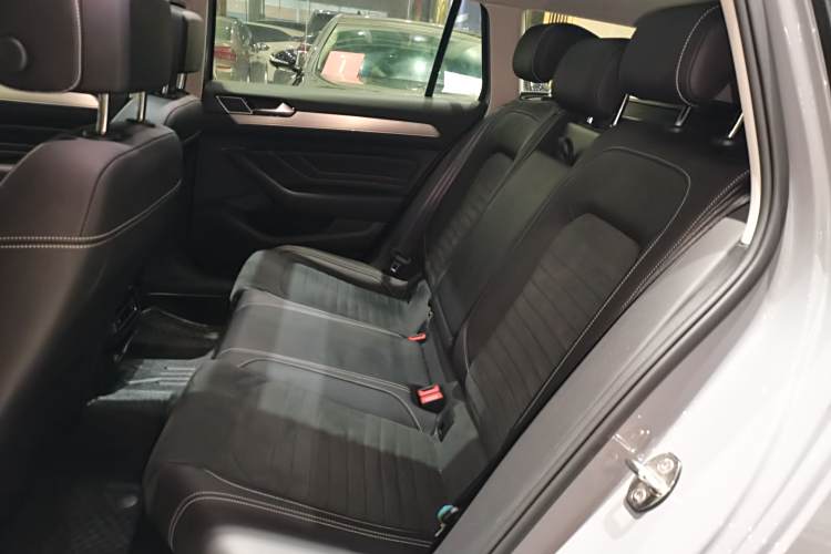 Volkswagen Passat Variant 2023 imagem de carro #17