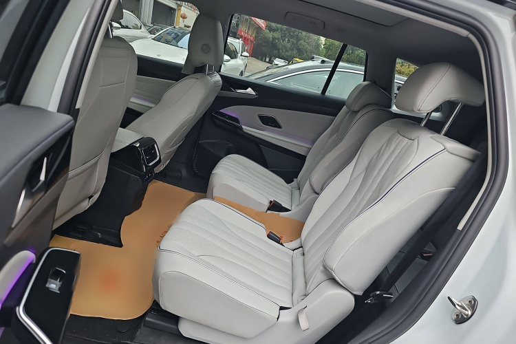 Volkswagen ID.6 X 2024 car image #17