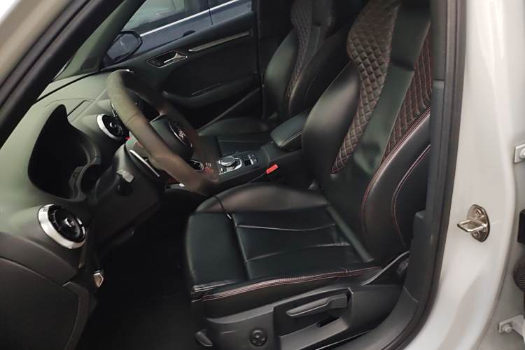 Audi RS 3 2018 car image #17