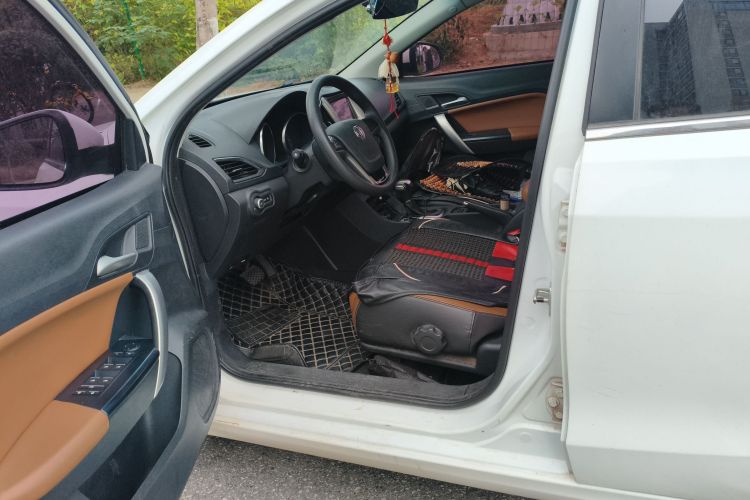 MG GT 2016 car image #17