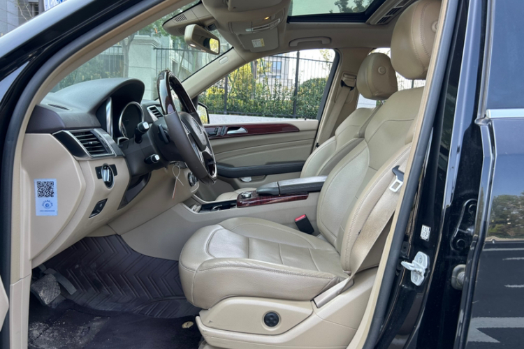 Mercedes-Benz M Class 2015 car image #17