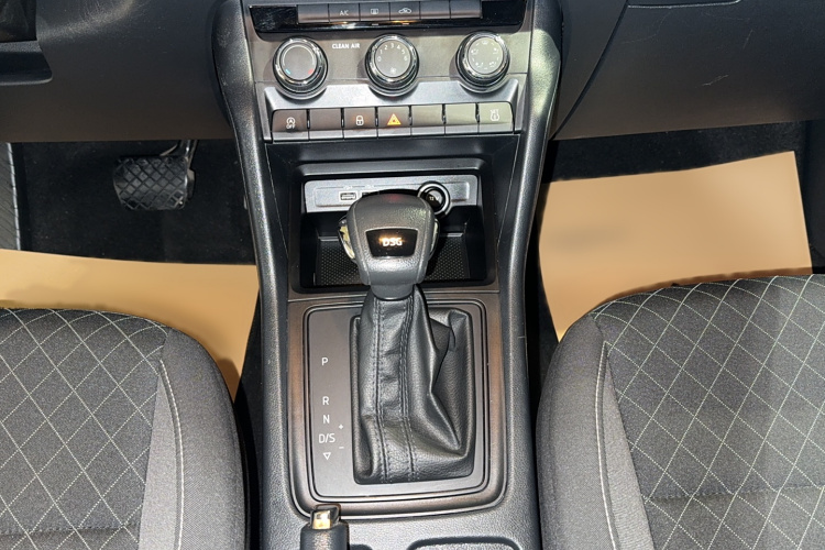 Skoda Karoq 2018 изображение автомобиля #17