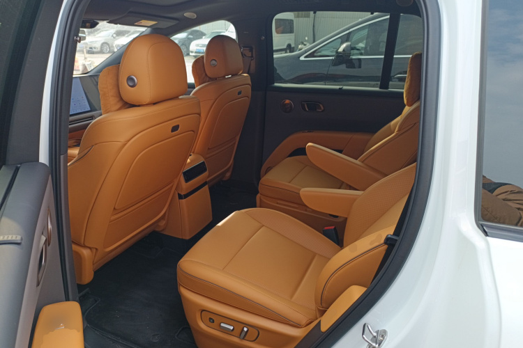 Li i8 2025 image de voiture #17