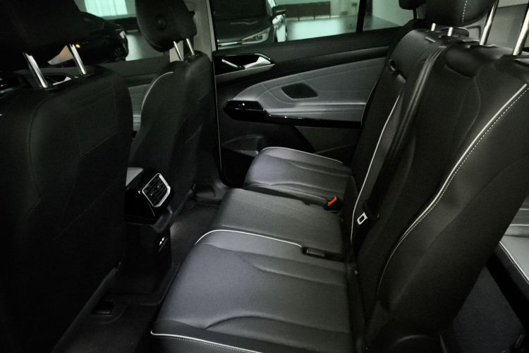 Volkswagen ID.6 X 2023 car image #17