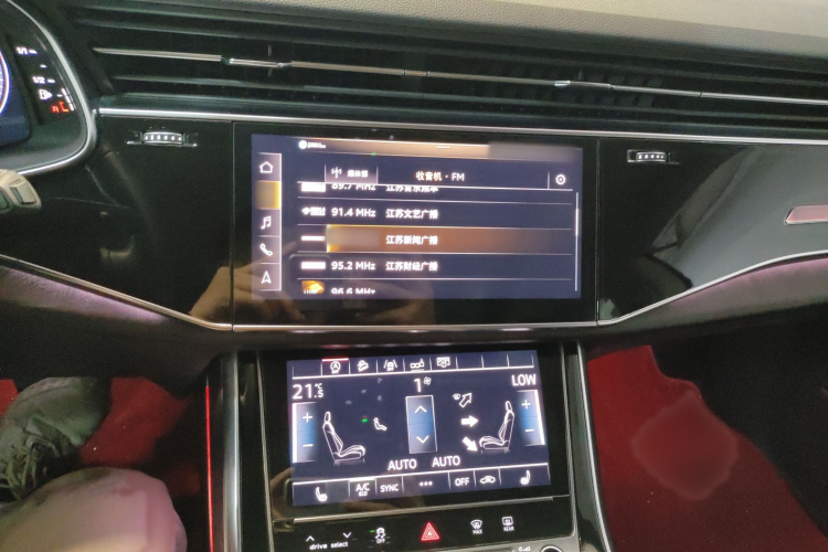 Audi Q8 2020 car image #17