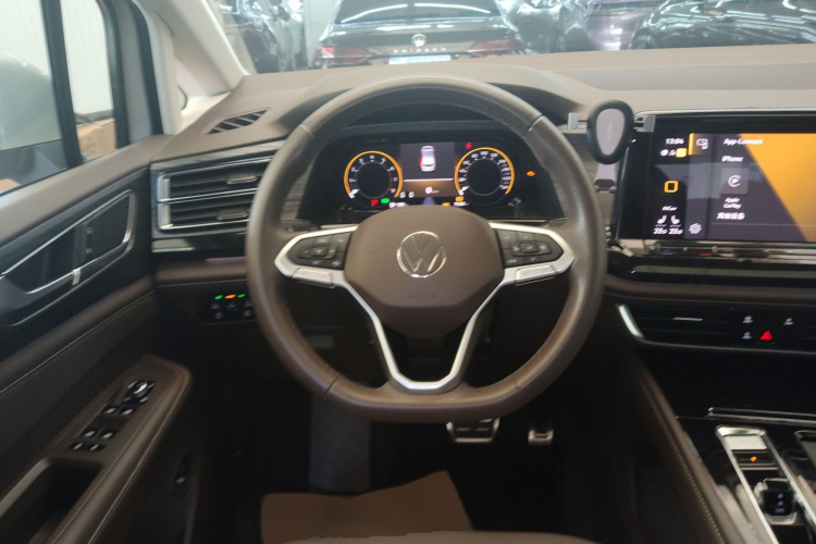 Volkswagen Viloran 2022 car image #17