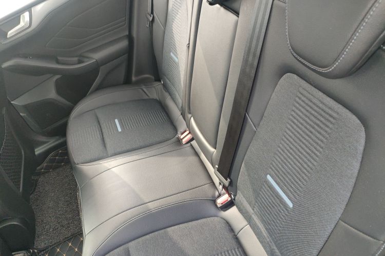 Ford Focus Active 2020 car image #17