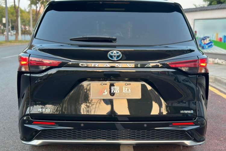 Toyota Granvia 2023 car image #17