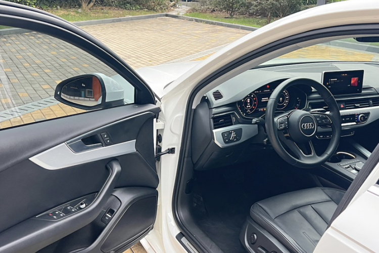 Audi A4 2019 car image #17