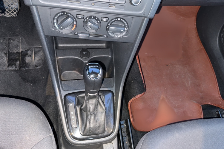 Skoda Rapid Spaceback 2016 car image #17