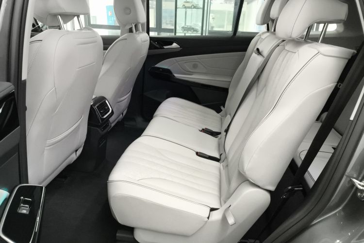 Volkswagen ID.6 X 2023 car image #17