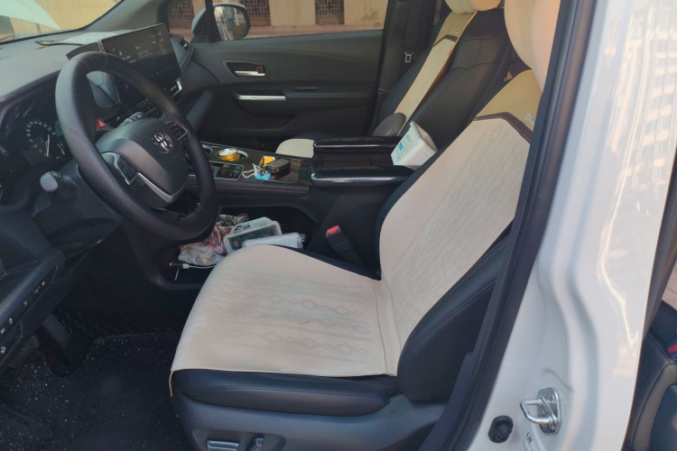 Toyota Sienna 2023 #17 Toyota Sienna 2023 car image #17