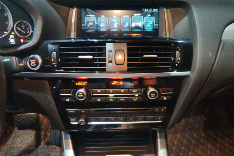 BMW X4 M40i 2018 #17 BMW X4 M40i 2018 car image #17