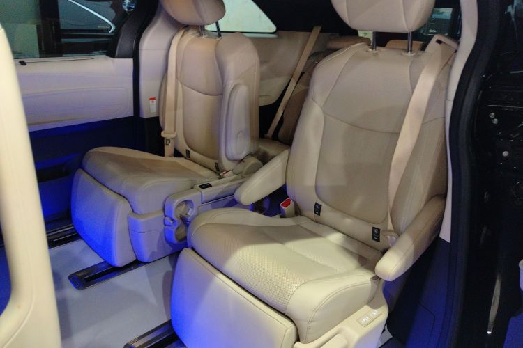 Toyota Granvia 2022 immagine di auto #17