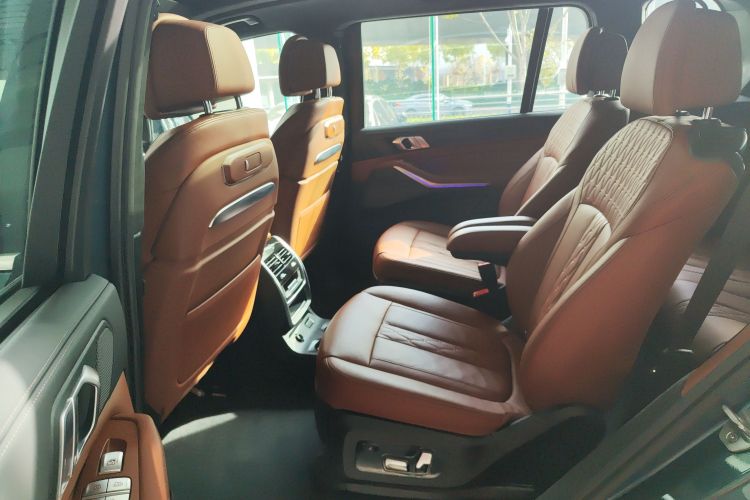 BMW X7 2023 car image #17