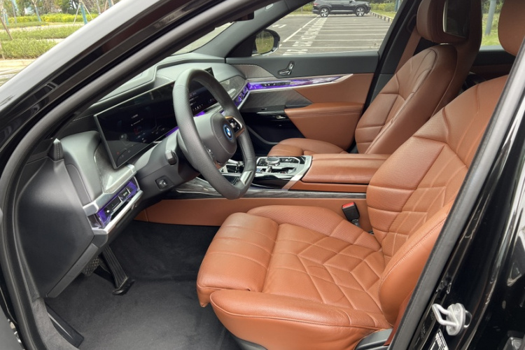 BMW i7 M70L 2024 car image #17