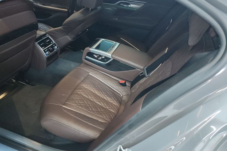 BMW M760Le 2021 car image #17