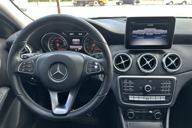 Mercedes-Benz GLA Class 2018 car image #17
