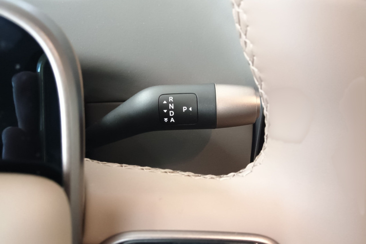 Li i8 2025 image de voiture #17