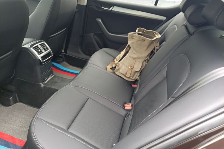 Skoda Superb 2018 car image #17