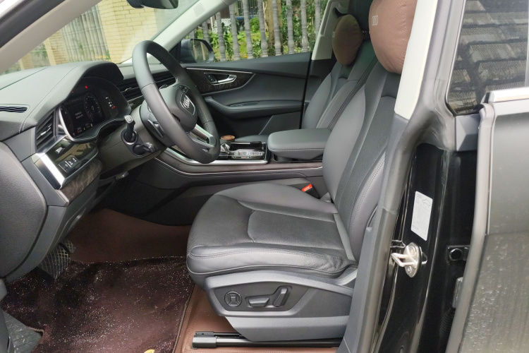 Audi Q8 2024 car image #17