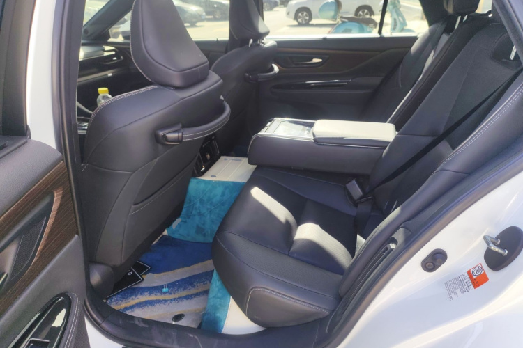 Toyota Crown 2024 immagine di auto #17