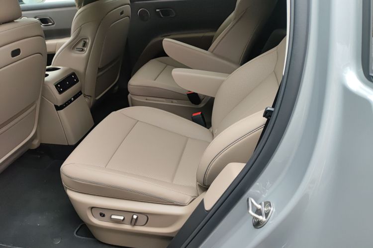 Li i8 2025 image de voiture #17