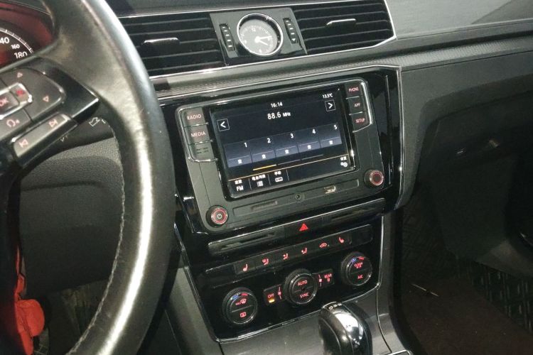 Volkswagen Passat 2017 car image #17