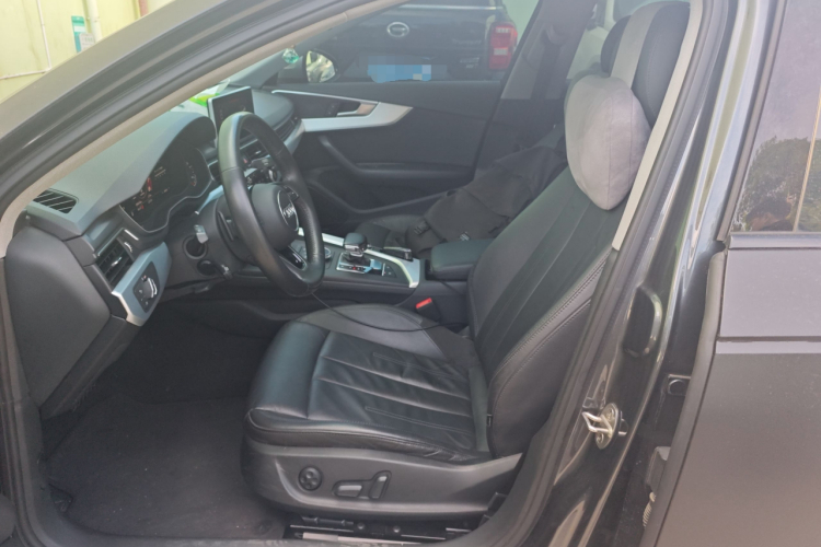 Audi A4L 2019 car image #17