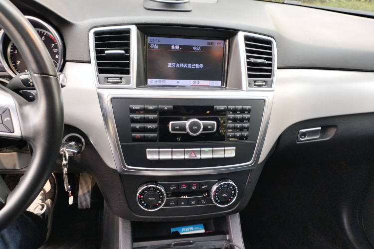 Mercedes-Benz M Class 2015 car image #17