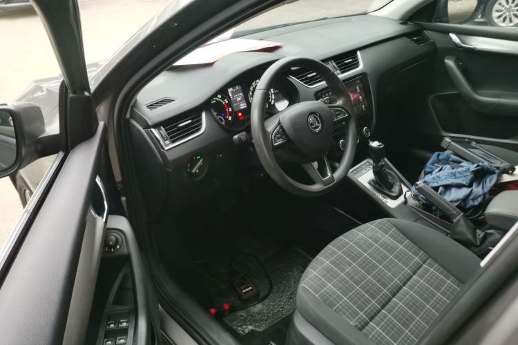 Skoda Octavia 2019 car image #17