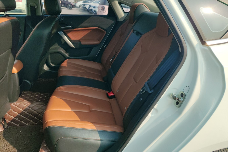 MG GT 2016 car image #17