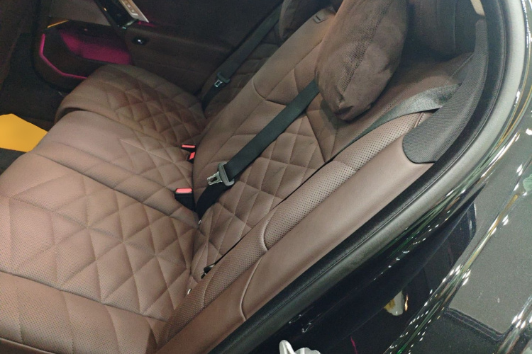 BMW i7 M70L 2024 car image #17