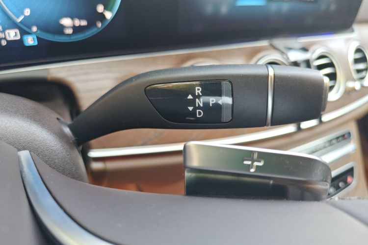 Mercedes-Benz E Class New Energy 2022 car image #17