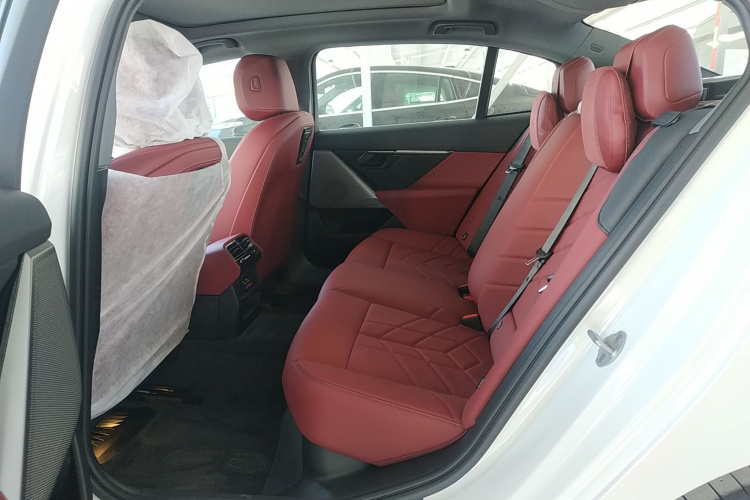 BMW i5 M60 2025 #17 BMW i5 M60 2025 car image #17