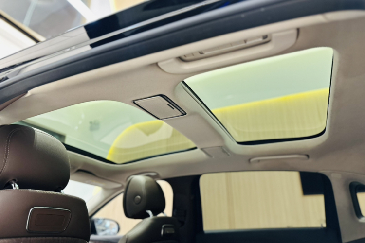 Mercedes-Benz E Class New Energy 2020 car image #17