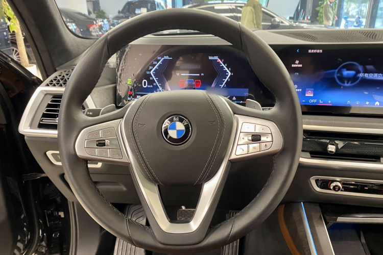 BMW X7 M60i 2024 car image #17