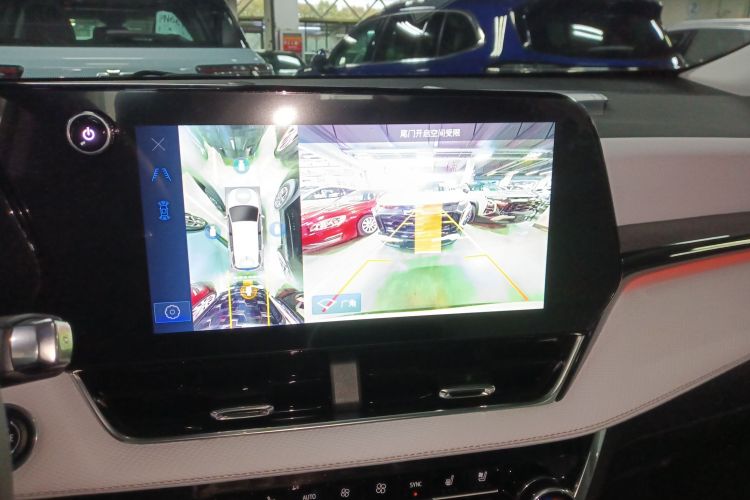 Chevrolet Equinox Plus 2025 car image #17