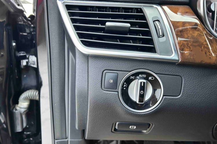 Mercedes-Benz M Class 2015 car image #17