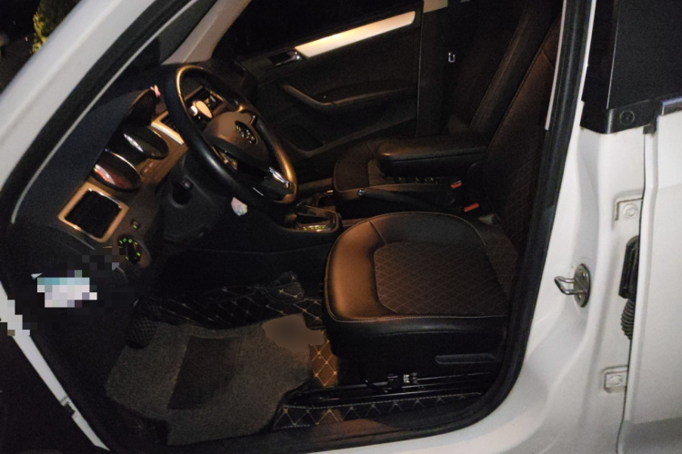 Skoda Rapid Spaceback 2018 immagine di auto #17