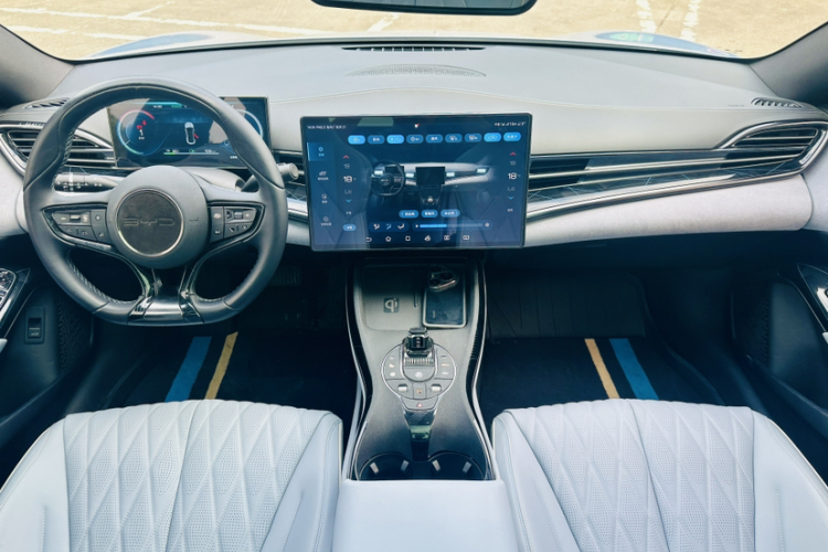 BYD Seal 2023 car image #17